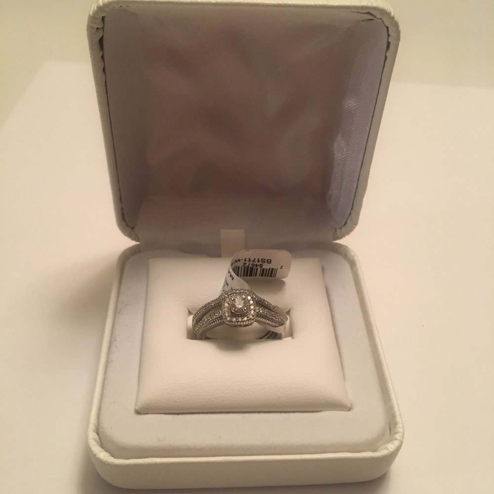 🎉HP🎉 1/3 CTTW Diamond 10K White Gold Bridal Set - Picture 4 of 11